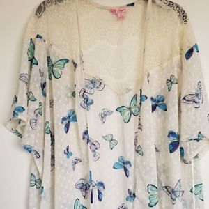 A white blue throw over